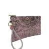 Clutch fiesta floral en tonos dorado y rosa con fondo malva Pandora
