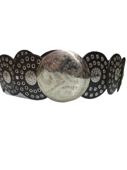 Cinturón de piel en plata con tachuelas