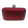 Clutch rojo con pedreria brillante