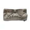 Clutch satinado con lazo color champagne