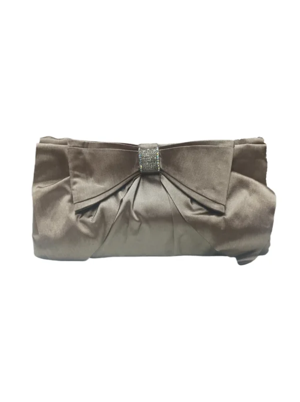 Clutch satinado con lazo color champagne