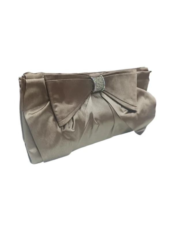 Clutch satinado con lazo color champagne lateral