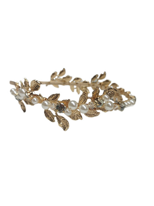 Diadema dorada floral con perlas