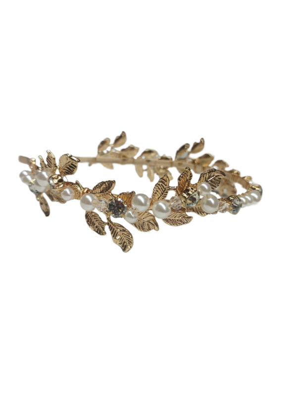 Diadema dorada floral con perlas